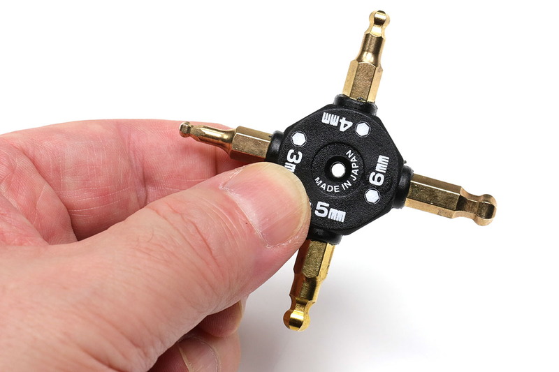 藤原産業「SK11 クロスボールポイントレンチ チ SXR41B」（<a href="http://www.fujiwarasangyo-markeweb2.com/DispDetail.do?volumeName=00017&itemID=t000100016950" class="strong bn" target="_blank">公式ページ</a>）。六角穴付ボルトや六角穴付き止めネジを回せる工具です。一般に「六角レンチ」や「ヘックスレンチ（ヘキサゴンレンチ）」あるいは「アーレンキー」と呼ばれる工具を、4本まとめて十字型・小型化したものです。