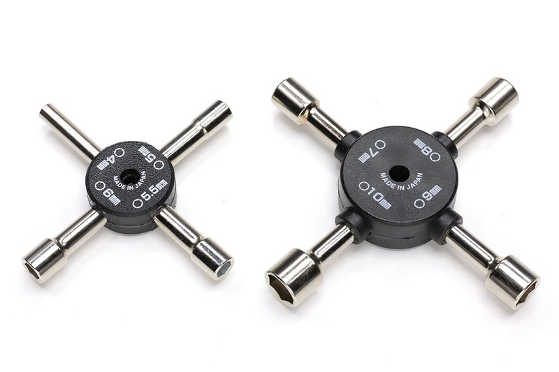 六角ボルト・ナットに対応する「SK11 クロスナットレンチ SXR41N」（<a href="http://www.fujiwarasangyo-markeweb2.com/DispDetail.do?volumeName=00017&itemID=t000100016830" class="strong bn" target="_blank">公式ページ</a>）と「SK11 クロスナットレンチ SXR42N」（<a href="http://www.fujiwarasangyo-markeweb2.com/DispDetail.do?volumeName=00017&itemID=t000100016831" class="strong bn" target="_blank">公式ページ</a>）。ボックスレンチですね。大きめボルト対応品はそれなりに少し大きめ。