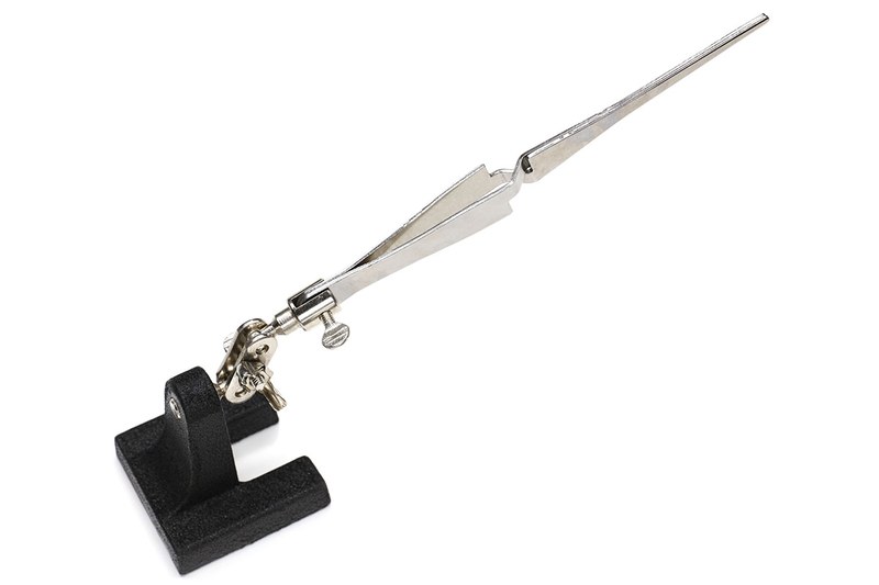 左が「TC-307 逆作用ピンセット 小」で、右が「TC-308 逆作用ピンセット 大」です。「大」「小」の違いは台座の形状のようで、上部のピンセット部分は同じ逆作用ピンセットでした。どちらも1200円前後。