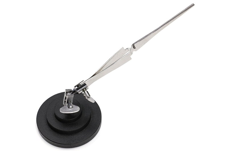 左が「TC-307 逆作用ピンセット 小」で、右が「TC-308 逆作用ピンセット 大」です。「大」「小」の違いは台座の形状のようで、上部のピンセット部分は同じ逆作用ピンセットでした。どちらも1200円前後。