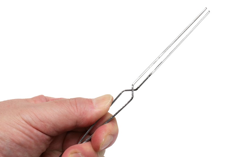 ピンセット部分は逆作用タイプ。指で掴むとピンセットの先が開き、指を離すとピンセット先が閉じて何かを掴み続けます。