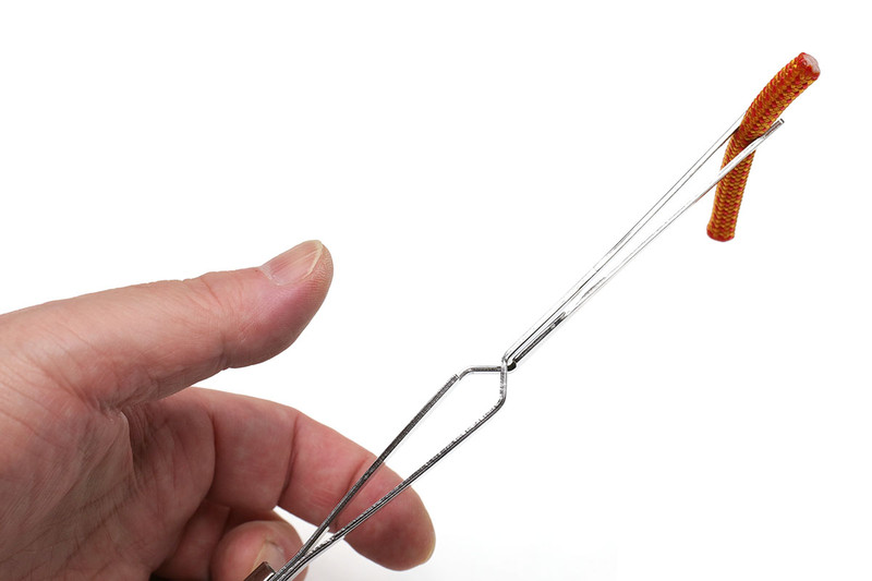 ピンセット部分は逆作用タイプ。指で掴むとピンセットの先が開き、指を離すとピンセット先が閉じて何かを掴み続けます。