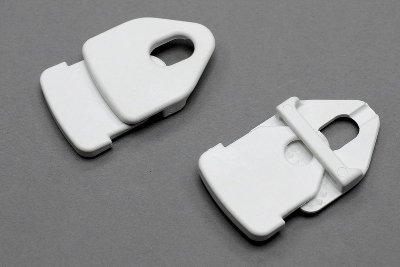 ホールドオン「マルチクリップ」シリーズの「MINI」の使用例。布の端を噛むように掴み、そのまま保持します。穴に紐を通して引っ張れば、タープやテント用フライシートなどを張ることもできます。引っ張れば引っ張るほど食い込むように布の端を噛み込み、その保持力は非常に強力。ただし、引っ張ると硬く固定されるので、平たい金属などでこじって外す必要があります。4個入りで950円でした。