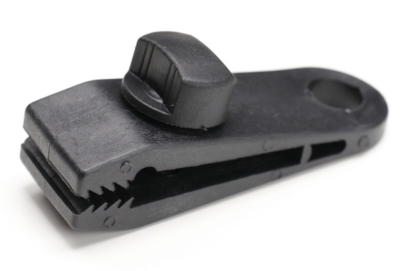 左が武田コーポレーション「がっちり シートクリップ」で、4個入りが1663円でした。右がノーブランド的なクリップで、12個入りが999円でした。どちらも布を挟んで保持するクリップですが、挟んで固定する機構が少し異なります。