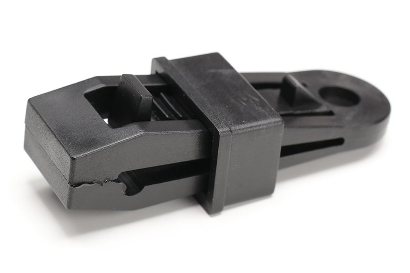 左が武田コーポレーション「がっちり シートクリップ」で、4個入りが1663円でした。右がノーブランド的なクリップで、12個入りが999円でした。どちらも布を挟んで保持するクリップですが、挟んで固定する機構が少し異なります。