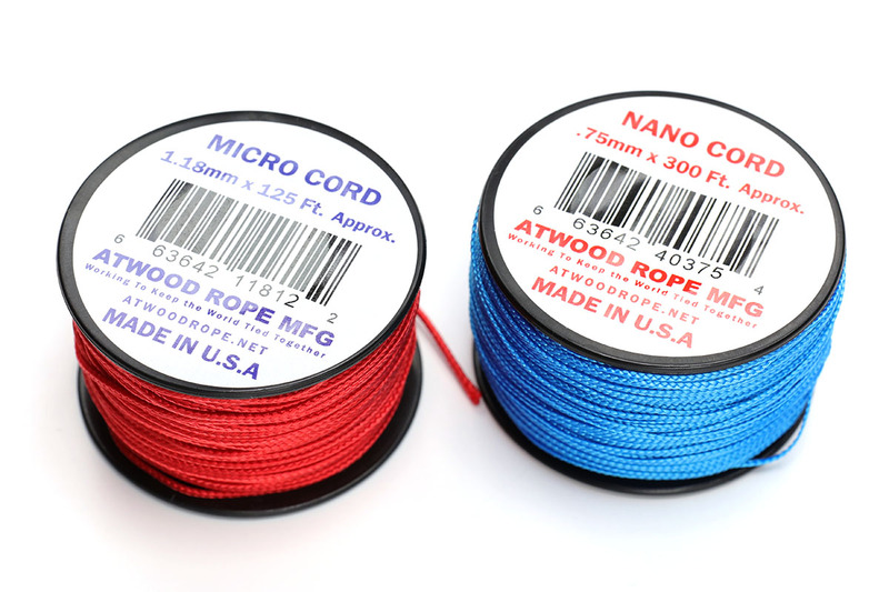 左がATWOODの細紐（細引き）。右がよくある釣り用のPEライン。どれも非常に強靱です。ATWOODの細紐はカラーバリエーションも豊富。縫い糸とは違ってやや滑る糸で、素材はポリエステルやナイロン。瞬間接着剤との相性も良いので、いろいろな目的に使えます。
