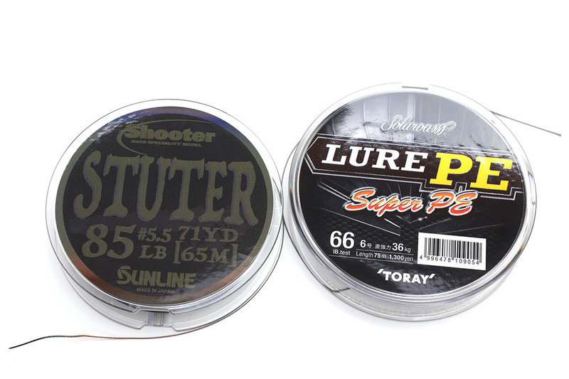 左がATWOODの細紐（細引き）。右がよくある釣り用のPEライン。どれも非常に強靱です。ATWOODの細紐はカラーバリエーションも豊富。縫い糸とは違ってやや滑る糸で、素材はポリエステルやナイロン。瞬間接着剤との相性も良いので、いろいろな目的に使えます。