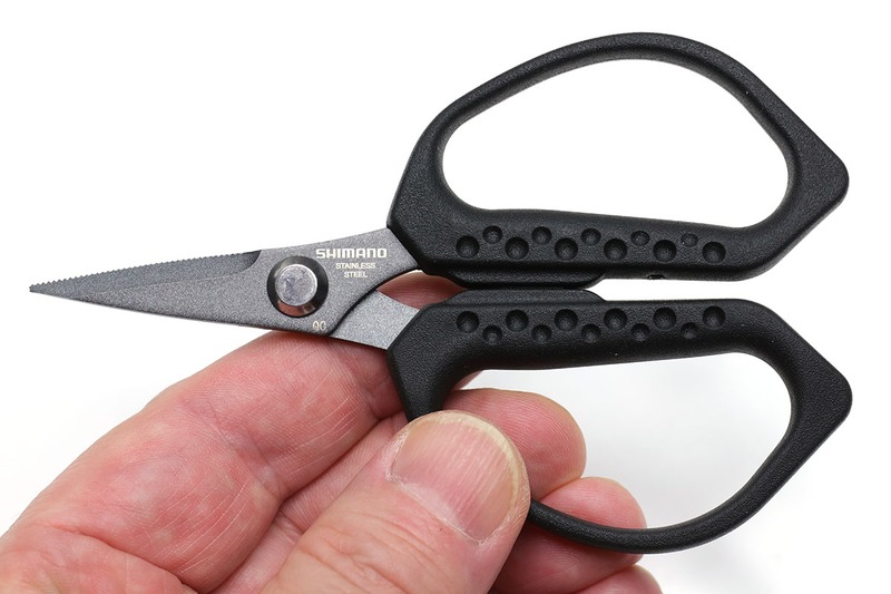 シマノ「スパシザー シャープティップ （SUPA SCISSOR ST） CT-522Q」。釣り具店で2000円弱でした。PEラインがジャキジャキと小気味良く切れます。刃の先端近くでもジョキジョキ切れる！　ATWOODのMICRO CORDやNANO CORDもキレイにカットできました。手持ちのケブラー紐もザクザク切れました。このハサミは小型ですが、普通の大きさで同等の性能があると思われるシマノ「バンノウハサミ CT-524P」（<a href="http://fishing.shimano.co.jp/product/goods/4348" class="strong bn" target="_blank">公式ページ</a>）もあるようです。
