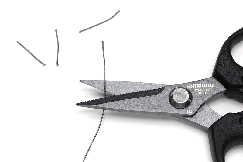 シマノ「スパシザー シャープティップ （SUPA SCISSOR ST） CT-522Q」。釣り具店で2000円弱でした。PEラインがジャキジャキと小気味良く切れます。刃の先端近くでもジョキジョキ切れる！　ATWOODのMICRO CORDやNANO CORDもキレイにカットできました。手持ちのケブラー紐もザクザク切れました。このハサミは小型ですが、普通の大きさで同等の性能があると思われるシマノ「バンノウハサミ CT-524P」（<a href="http://fishing.shimano.co.jp/product/goods/4348" class="strong bn" target="_blank">公式ページ</a>）もあるようです。