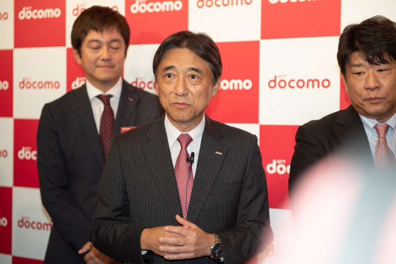 囲み取材に応じるドコモの吉澤社長