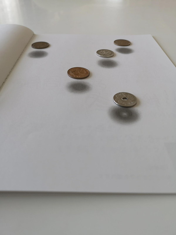 日本の適当なサイズの硬貨を少し距離を置いて配置するとこんなことが！