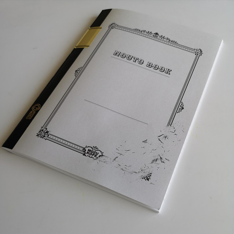 一見してごく普通の大学ノートに見えるが……右下に消しゴムの消しカスが……いや、大学ノートのフレームが消えている？	