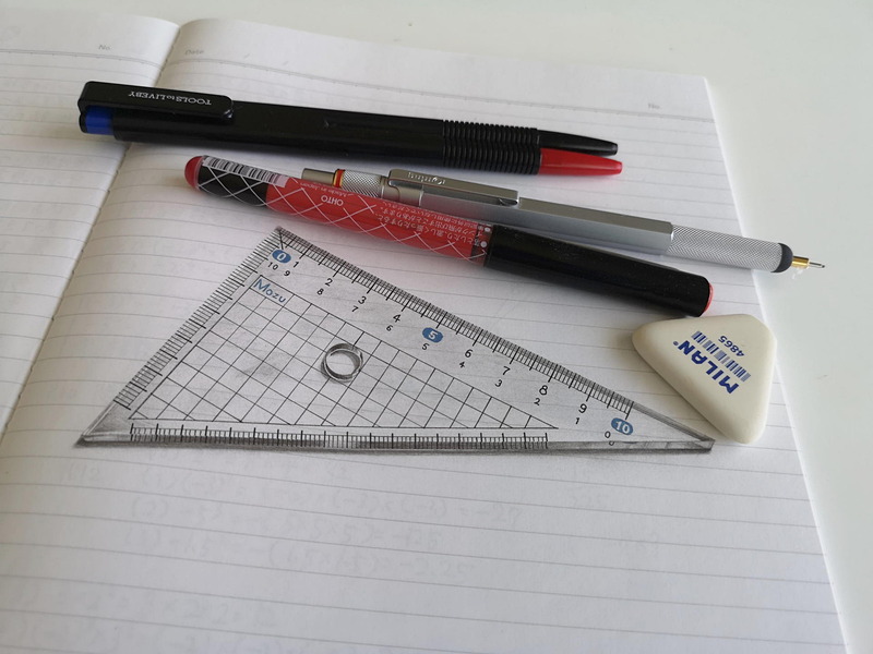 ある角度で本物のステーショナリーの支援を得て、その情景をスマホカメラで撮影すれば、もうほとんど本当のアクリル三角定規にみえてしまう