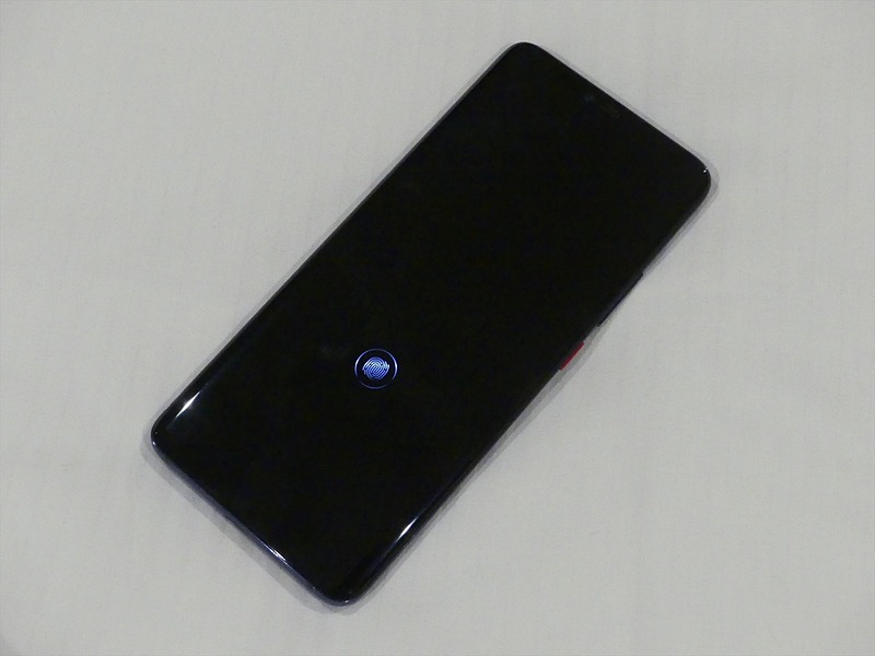 指紋センサーの位置。ここに登録した指を押し当てると、画面が青白く光って指紋を読み取ります