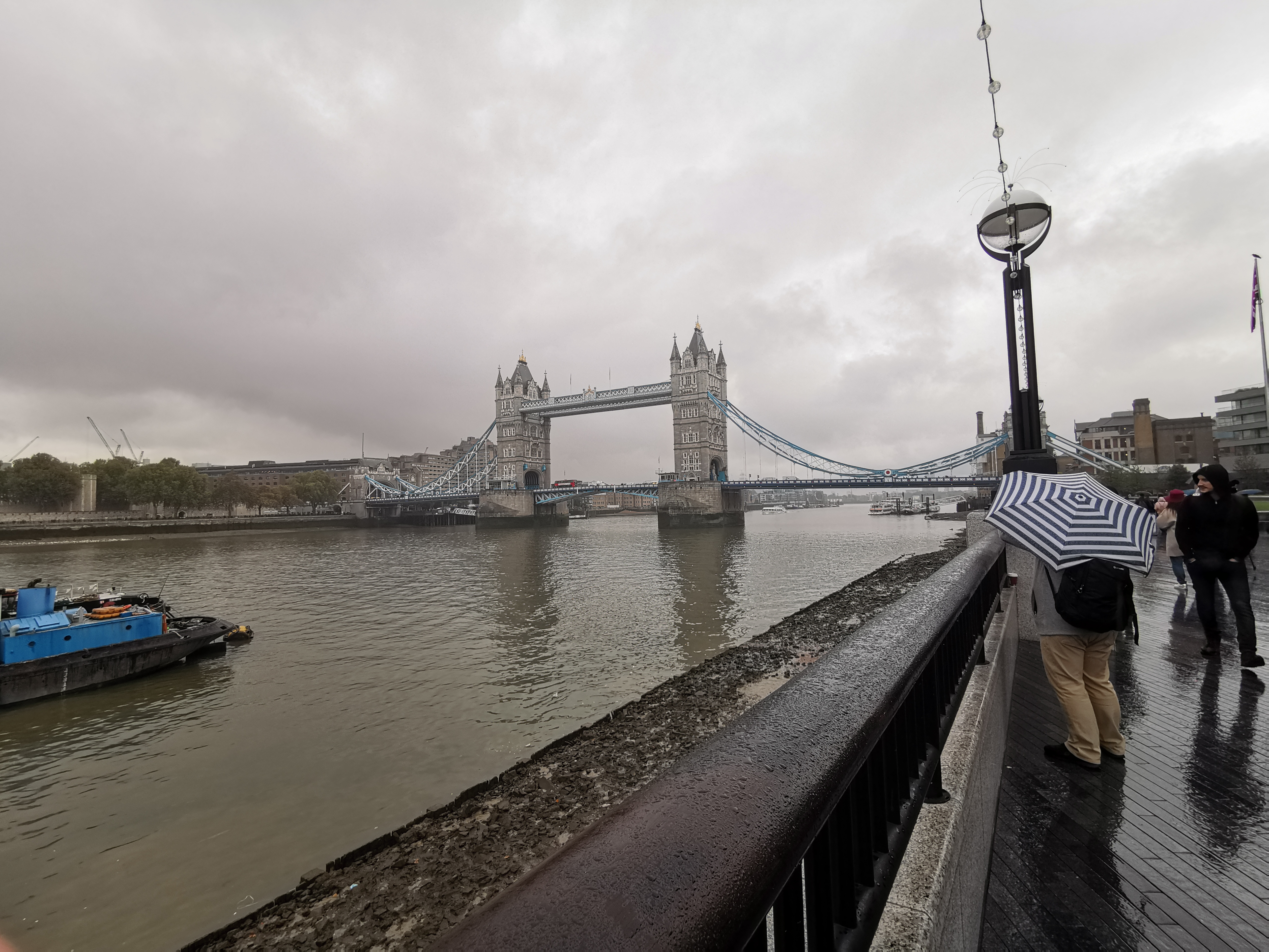 タワーブリッジを超広角で。かなり近づいて撮ったのですが、端まで楽々収まりました