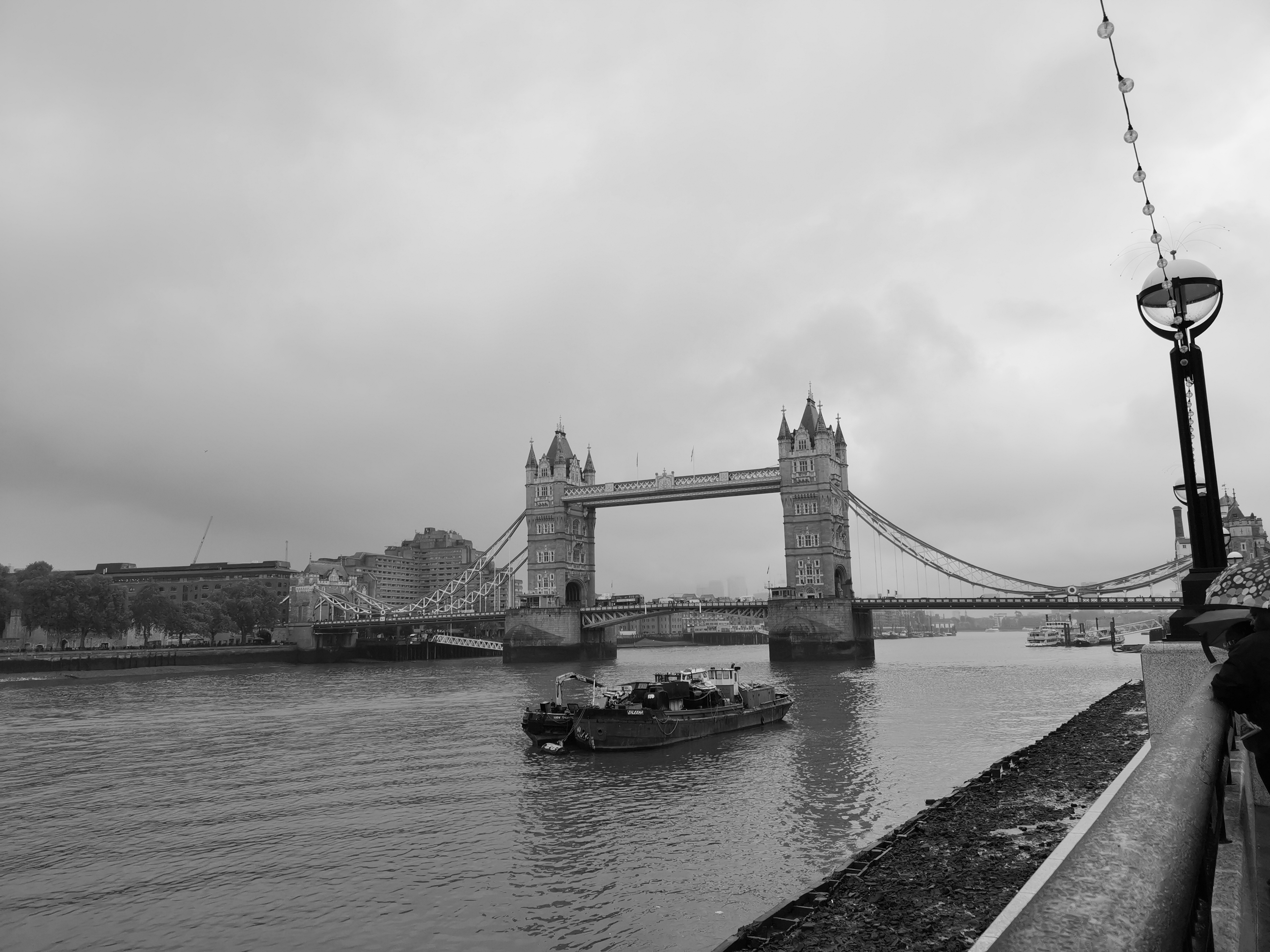 P20 Proで撮ったモノクロ写真（左）と、Mate20 Proのモノクロ写真（右）。カメラの設定は初期状態のまま撮ったので解像度が異なり、かなり拡大するとP20 Proの方が精細に映っていますが、ほとんど違いがわかりません。