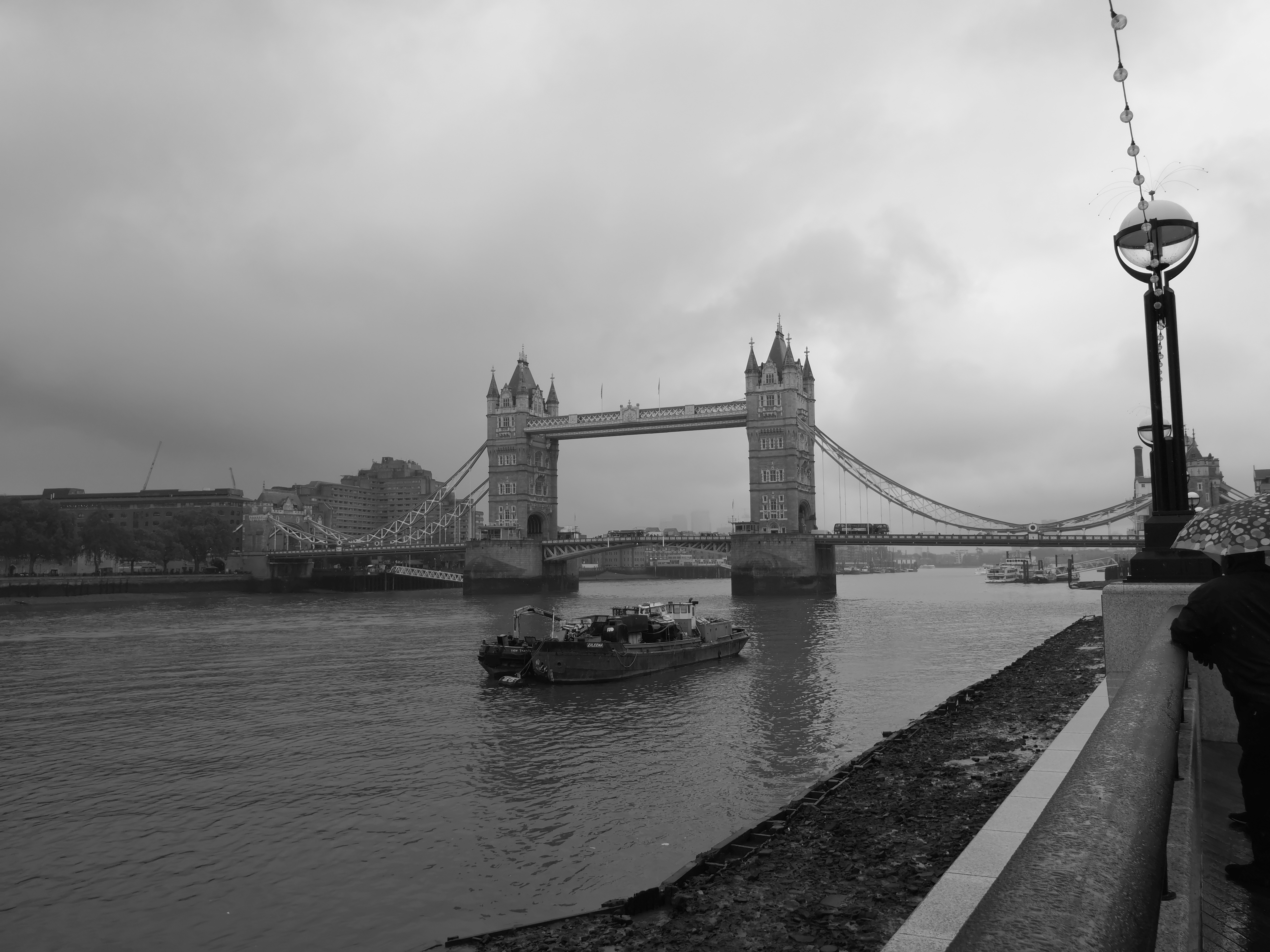 P20 Proで撮ったモノクロ写真（左）と、Mate20 Proのモノクロ写真（右）。カメラの設定は初期状態のまま撮ったので解像度が異なり、かなり拡大するとP20 Proの方が精細に映っていますが、ほとんど違いがわかりません。