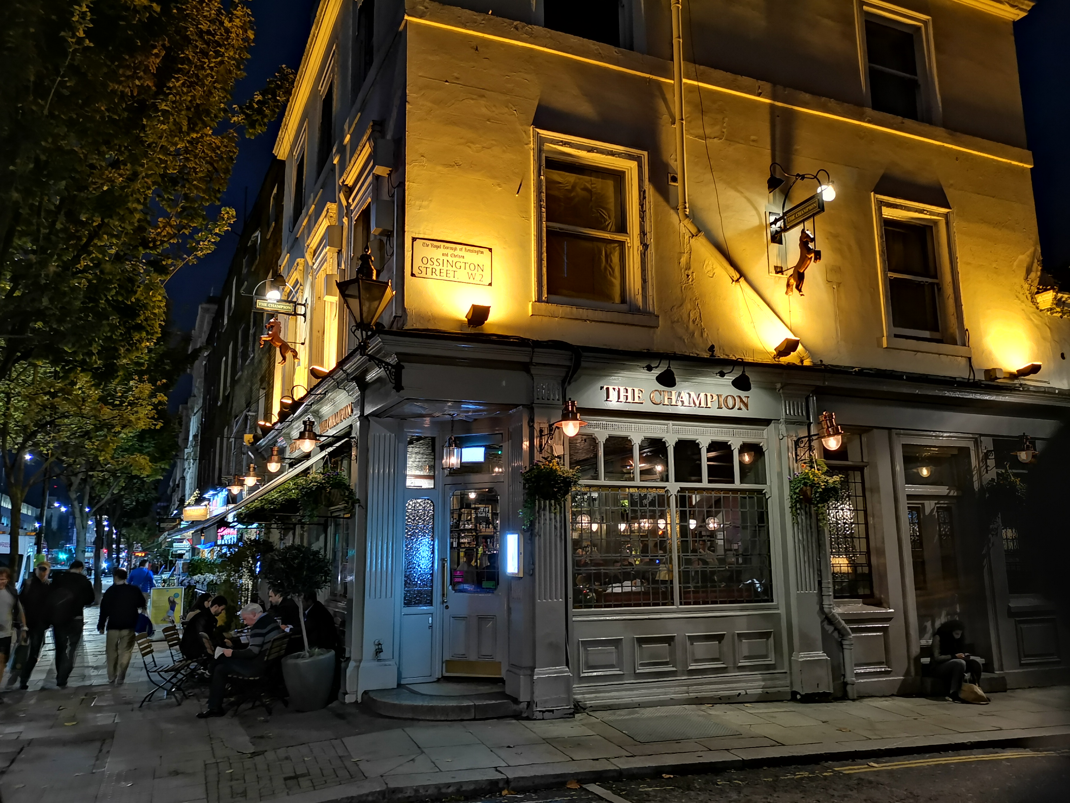 夜景モードで撮影。相変わらず明るくて異様にきれいです