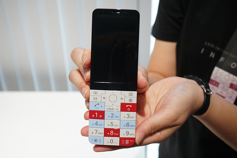 「良いデザインは色あせない」と再認識したINFOBAR xv。クラウドファンディングで「隠し画面に名前を表示する」特典に投資してしまったからには、購入せざるを得ないか……？