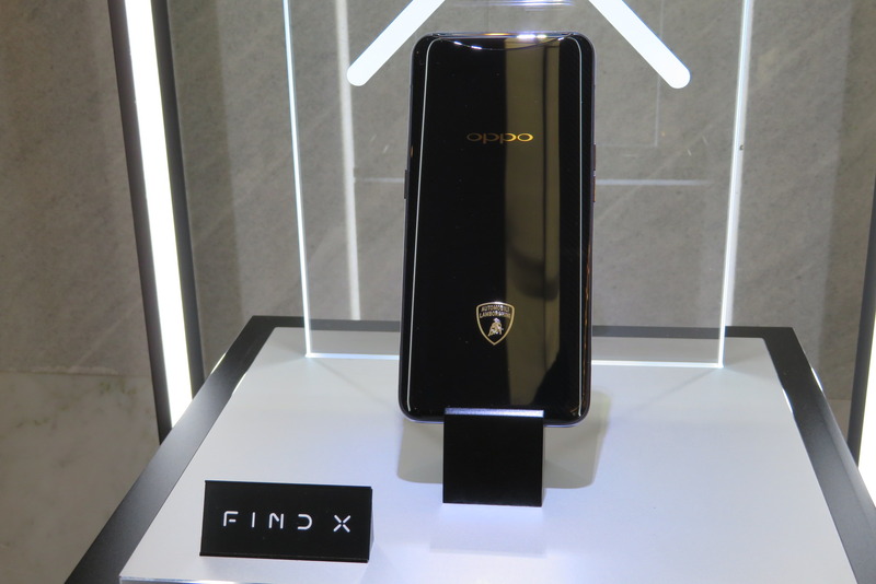 日本では発売されないがランボルギーニとのコラボレーションモデルも展示されていた