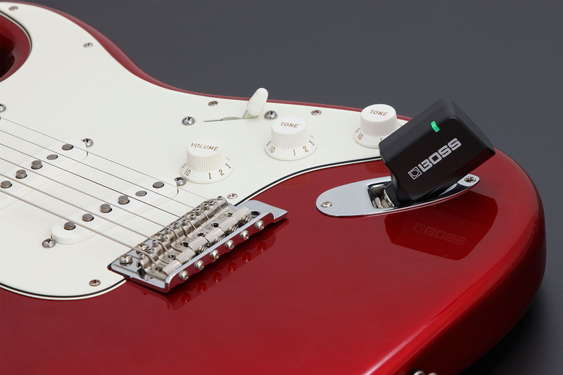 Rolandの「BOSS KATANA-AIR」。有線/無線両対応のギターアンプで、ギターにトランスミッターを挿せばワイヤレスで使えます。出力は30W（15W＋15W/ACアダプター使用時）もしくは20W（10W＋10W/単3形電池使用時）で、ステレオBluetoothスピーカーとしても使えます。電源は専用ACアダプターのほか、単3形電池（アルカリ電池/ニッケル水素電池）×8本。アンプの各機能はスマートフォンなどから制御できますので、ギター音伝送からアンプ操作まで含めて完全ワイヤレスで使用可能です。