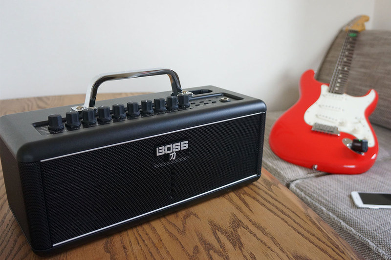 Rolandの「BOSS KATANA-AIR」。有線/無線両対応のギターアンプで、ギターにトランスミッターを挿せばワイヤレスで使えます。出力は30W（15W＋15W/ACアダプター使用時）もしくは20W（10W＋10W/単3形電池使用時）で、ステレオBluetoothスピーカーとしても使えます。電源は専用ACアダプターのほか、単3形電池（アルカリ電池/ニッケル水素電池）×8本。アンプの各機能はスマートフォンなどから制御できますので、ギター音伝送からアンプ操作まで含めて完全ワイヤレスで使用可能です。