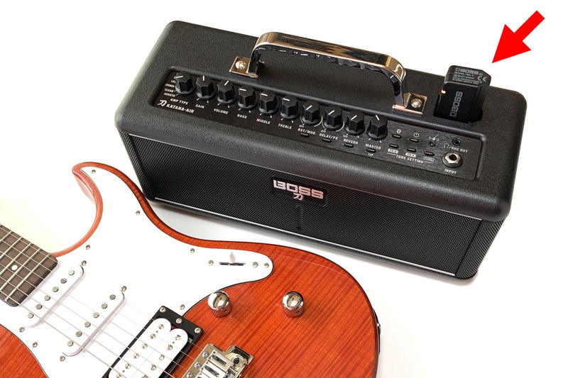 KATANA-AIRのトランスミッターをギターに挿すだけでOK。シールドケーブルを扱わずに済むのは予想以上に快適です。ちなみに、トランスミッターはKATANA-AIRに挿しておくと充電されます（アンプ電源オフ時以外/USB充電も可能）。