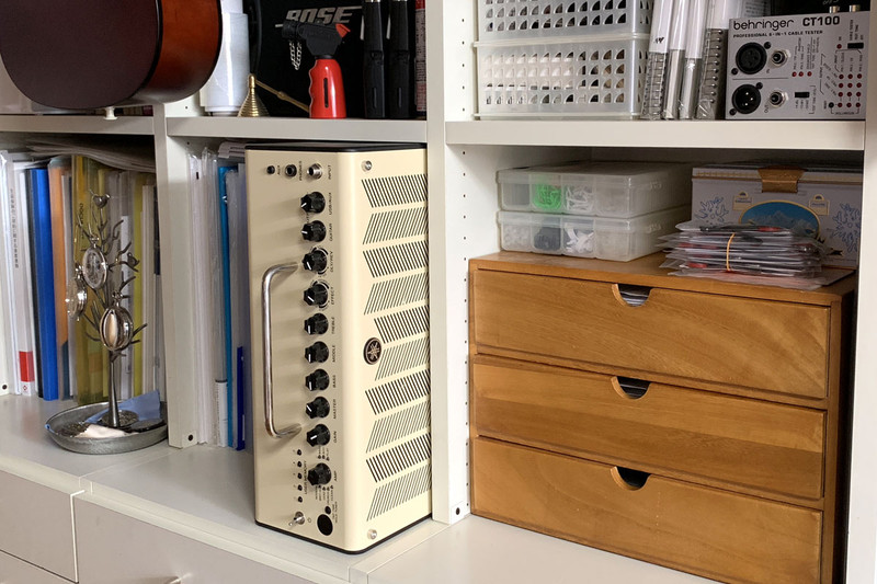 ギターやアンプは本棚に吊したり立てたりして保管しています。アンプは小型で電池でも使えて音もいいヤマハ「THR10 （V.2）」（<a href="https://k-tai.watch.impress.co.jp/docs/column/korekori/1141474.html" class="strong bn" target="_blank">レビュー記事</a>）。弾くときだけギターやアンプを出してシールドケーブルでつないでいました。ギターを弾く場所は仕事場。各種機材テストや撮影なんかもするので、スペースの都合上、弾き終えたらまた本棚に片付けるというスタイル。