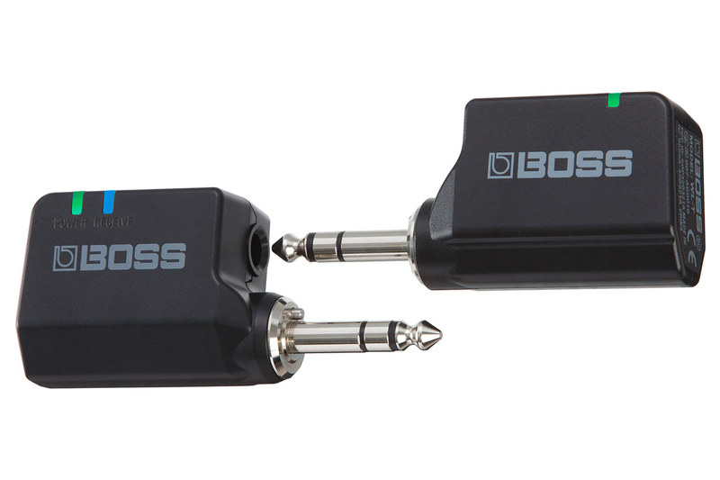 エレキギター用のワイヤレスアダプター「WL-20」（<a href="https://www.boss.info/jp/products/wl-20_wl-20l/" class="strong bn" target="_blank">公式ページ</a>）。手持ちのエレキギターとギターアンプに挿すだけでワイヤレス化できます。このほか、様々な電子楽器に対応する「WL-20L」、コンパクト・エフェクター・サイズでペダルボードへ組み込むのに向く「WL-50」が発売されています。これらWLシリーズの遅延は2.3ミリ秒（0.0023秒）。