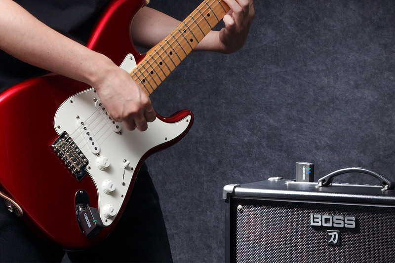 エレキギター用のワイヤレスアダプター「WL-20」（<a href="https://www.boss.info/jp/products/wl-20_wl-20l/" class="strong bn" target="_blank">公式ページ</a>）。手持ちのエレキギターとギターアンプに挿すだけでワイヤレス化できます。このほか、様々な電子楽器に対応する「WL-20L」、コンパクト・エフェクター・サイズでペダルボードへ組み込むのに向く「WL-50」が発売されています。これらWLシリーズの遅延は2.3ミリ秒（0.0023秒）。