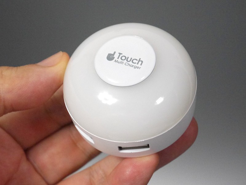 製品本体。USBポートがなければタッチ式のライトに見える