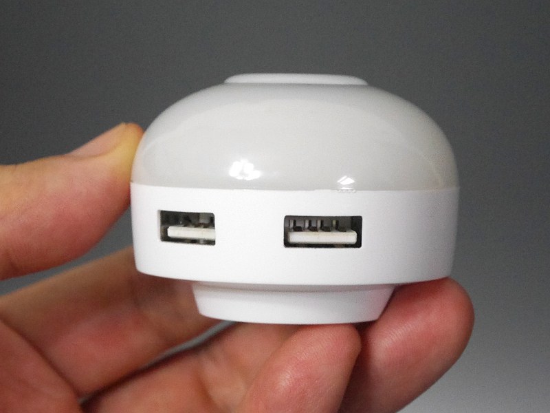 USB A×2ポートを搭載する。ボディが円形なのでプラグを挿すとハの字状になる