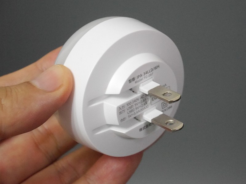 プラグは折りたたみ式なので持ち歩きにも適する