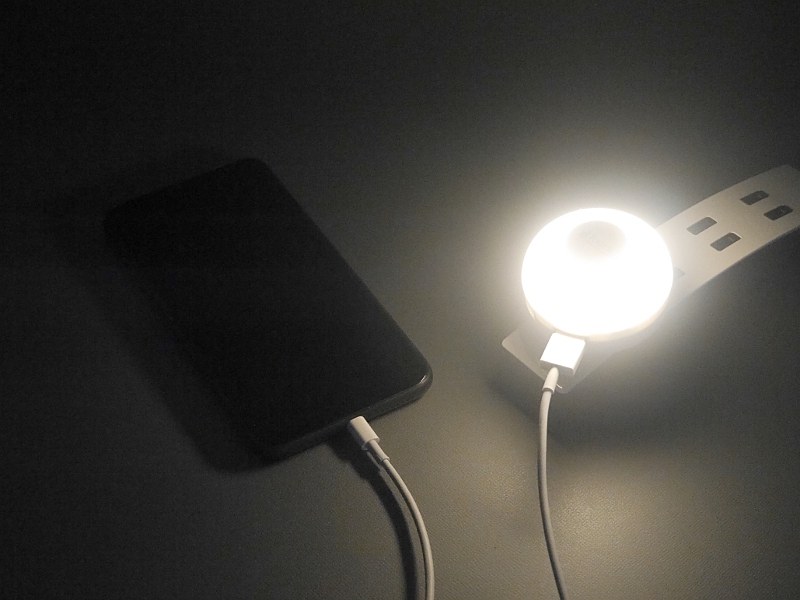 暗い部屋でスマホの置き場所を探すなどの用途にはうってつけだ