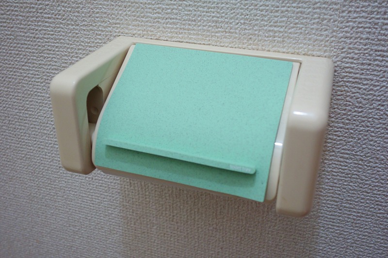 筆者宅のトイレットペーパーホルダーのフタに貼るとこんな感じ。トイレットペーパーの紙の量は少なめ（あと1回分）