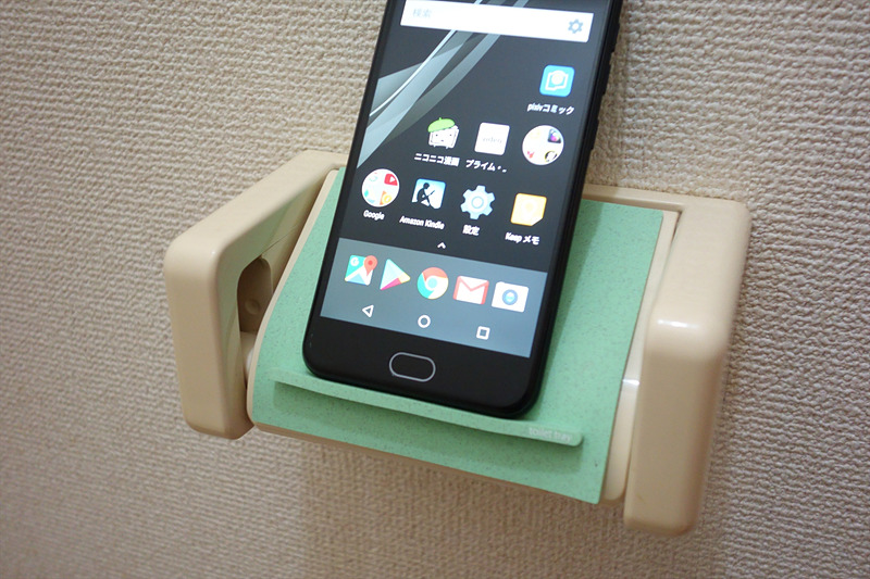 紙の量が少なくとも、筆者宅のホルダーなら斜めでもスマホが縦置き可能。たしかに滑り止め効果はある