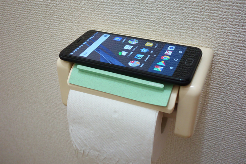 ただしトイレットぺーパーの量が多いとフタが盛り上がり、トイレトレイが一応横置きのスマホを支えてくれる。若干役立っている