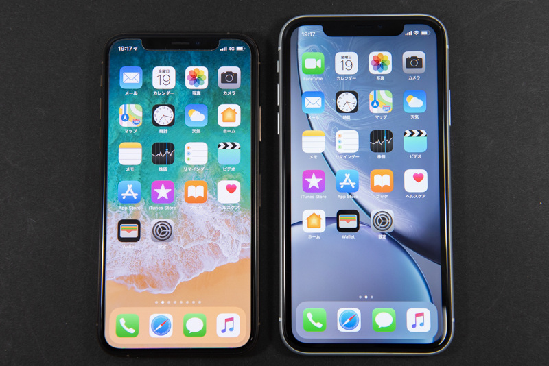 iPhone XS（左）とiPhone XR（右）