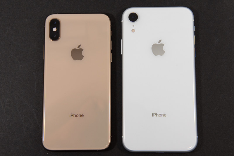 iPhone XS（左）とiPhone XR（右）