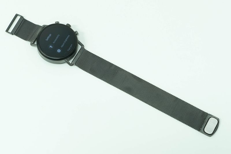 ケースサイズは40mm、バンド幅は20mm