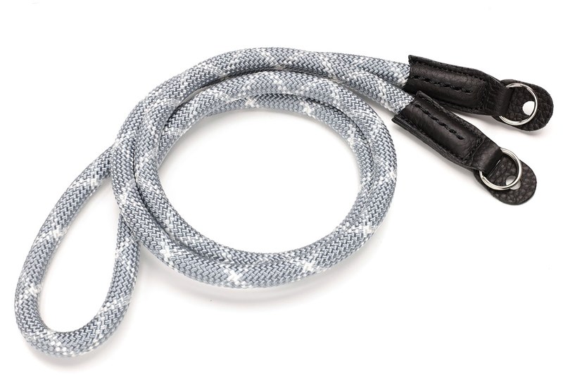 Extended Photographic Material（<a href="https://www.extended.jp" class="strong bn" target="_blank">公式ページ</a>）の「YOSEMITE CAMERA STRAP（ヨセミテカメラストラップ）」。Amazonにて8343円で買いました。つくりも素材感もよく、実用性も高い新感覚ストラップです。実用上問題にならない点ですが、ロープとカメラを接続する部分が革製で、筆者的にはその箇所が強度的にアンバランスに感じられ、ちょっとモヤモヤ。