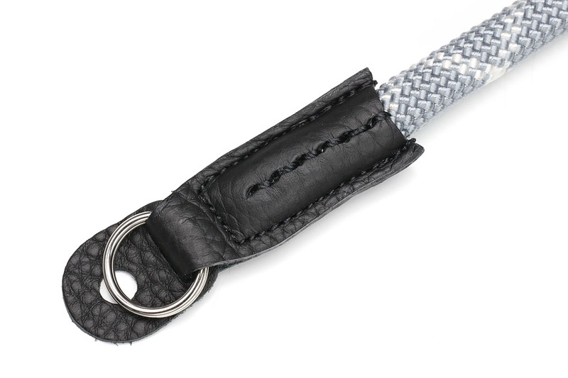 Extended Photographic Material（<a href="https://www.extended.jp" class="strong bn" target="_blank">公式ページ</a>）の「YOSEMITE CAMERA STRAP（ヨセミテカメラストラップ）」。Amazonにて8343円で買いました。つくりも素材感もよく、実用性も高い新感覚ストラップです。実用上問題にならない点ですが、ロープとカメラを接続する部分が革製で、筆者的にはその箇所が強度的にアンバランスに感じられ、ちょっとモヤモヤ。