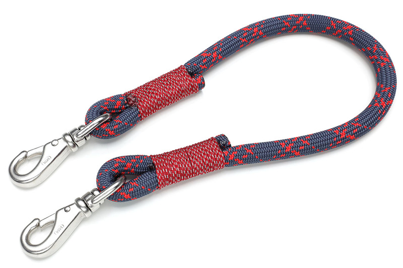 カメラ用ショルダーバッグや一般のショルダーバッグを一時的に手に持つための自作ストラップ。両端金具を含めた長さは約50cmで、バッグ側のショルダーストラップ装着用金具（D環）にセットして使います。ロープは登山用のザイルで、太さは約12mm。金具も含めて非常に強靱です。