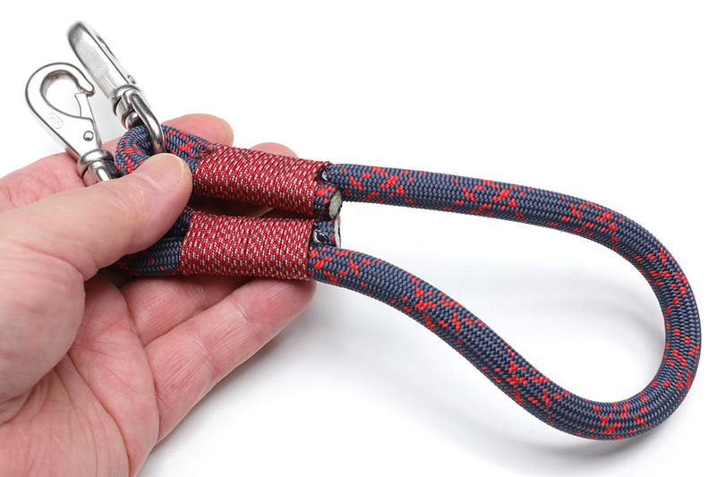 カメラ用ショルダーバッグや一般のショルダーバッグを一時的に手に持つための自作ストラップ。両端金具を含めた長さは約50cmで、バッグ側のショルダーストラップ装着用金具（D環）にセットして使います。ロープは登山用のザイルで、太さは約12mm。金具も含めて非常に強靱です。