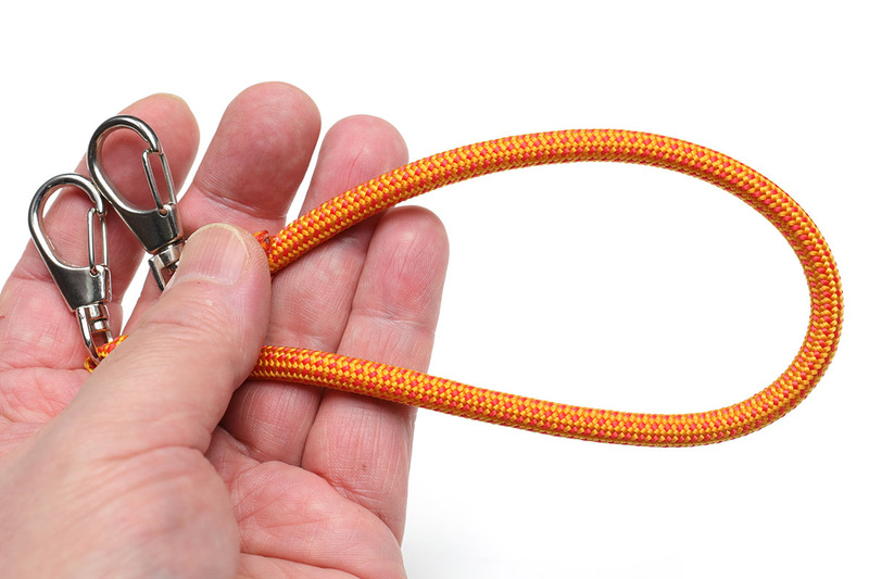 こちらは小型カメラバッグやポーチを手に持つための自作ストラップ。太さ約7mmの登山用ザイル……というか細引き（プルージック・ロープ）で作りました。これもバッグ両側のD環などにセットして使います。