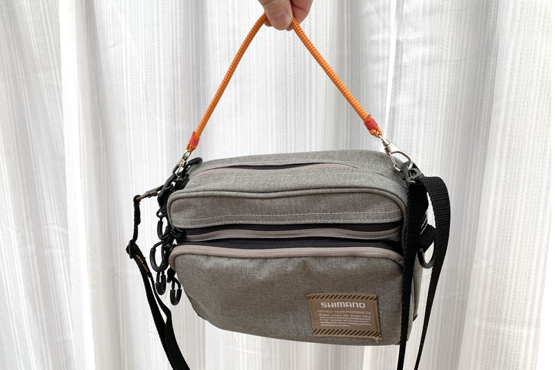 自作ストラップをポーチに着けた様子。ショルダーポーチをハンドバッグ的に持ちたいときに非常に便利です♪