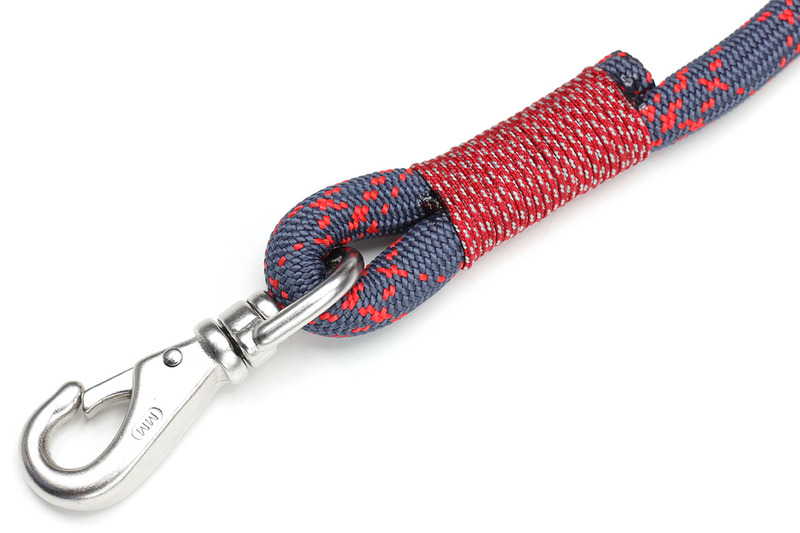 金具とロープの接続部分はどれも同じ方法で作りました。金具を通してロープを折り返し、二重になったロープを細紐（強靱な化繊紐）で強く巻くという方法です。細紐は巻き終わりを縛って接着するなどの処理を施しています。しっかり強く巻き、巻く幅が長いほど、接続部分が強靱に。二重のロープと細紐の摩擦が接続部の強さを生んでいます。