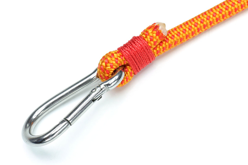 金具とロープの接続部分はどれも同じ方法で作りました。金具を通してロープを折り返し、二重になったロープを細紐（強靱な化繊紐）で強く巻くという方法です。細紐は巻き終わりを縛って接着するなどの処理を施しています。しっかり強く巻き、巻く幅が長いほど、接続部分が強靱に。二重のロープと細紐の摩擦が接続部の強さを生んでいます。