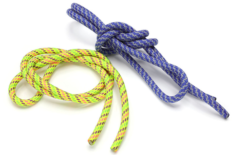 ストラップ部となるロープは、外皮（シース）と中芯（コア）に分かれた登山用ロープが好適です。太さは10mm前後がいいと思いますが、お好みで。ロープ端を巻くための細紐は、化繊の強靱な紐で、太さは2mm以下がいいと思います（より細いと巻いたときにロープへより強く食い込んで摩擦が増し強度が上がります）。どちらもネット通販でも手に入りますが、登山用品店などで実物に触れて買うのがいいと思います。細紐は（<a href="https://k-tai.watch.impress.co.jp/docs/column/korekori/1148212.html#contents-section-7" class="strong bn" target="_blank">関連記事</a>）ATWOODの「MICRO CORD」や「NANO CORD」がオススメです。