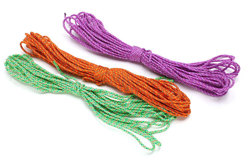 ストラップ部となるロープは、外皮（シース）と中芯（コア）に分かれた登山用ロープが好適です。太さは10mm前後がいいと思いますが、お好みで。ロープ端を巻くための細紐は、化繊の強靱な紐で、太さは2mm以下がいいと思います（より細いと巻いたときにロープへより強く食い込んで摩擦が増し強度が上がります）。どちらもネット通販でも手に入りますが、登山用品店などで実物に触れて買うのがいいと思います。細紐は（<a href="https://k-tai.watch.impress.co.jp/docs/column/korekori/1148212.html#contents-section-7" class="strong bn" target="_blank">関連記事</a>）ATWOODの「MICRO CORD」や「NANO CORD」がオススメです。